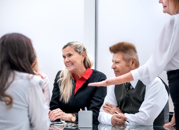 Feche um grupo de funcionários em uma reunião de trabalho no escritório