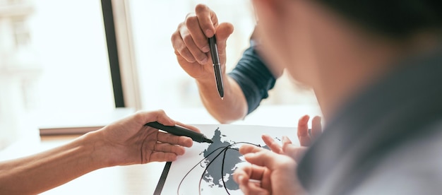 Feche um grupo de funcionários trabalhando em um novo projeto comercial