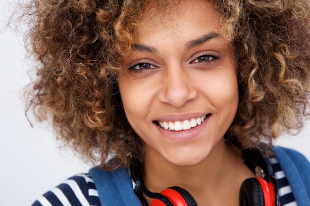 Foto feche uma bela jovem afro-americana sorrindo