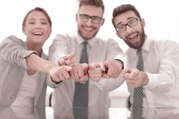 Foto feche uma equipe de negócios sorridente apontando para você