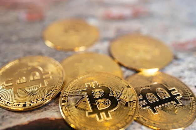 Feche uma moeda de ouro com o símbolo bitcoin moeda de criptomoeda moedas de dinheiro digital btc