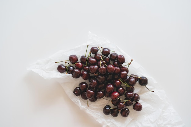 Fecho da pilha de cerejas maduras com talos de cerejas vermelhas frescas fundo de cerejas maduras