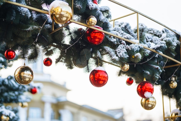 Fecho das bolas na árvore de neve de natal Decorações de Natal Conceito de Ano Novo Feriados de inverno