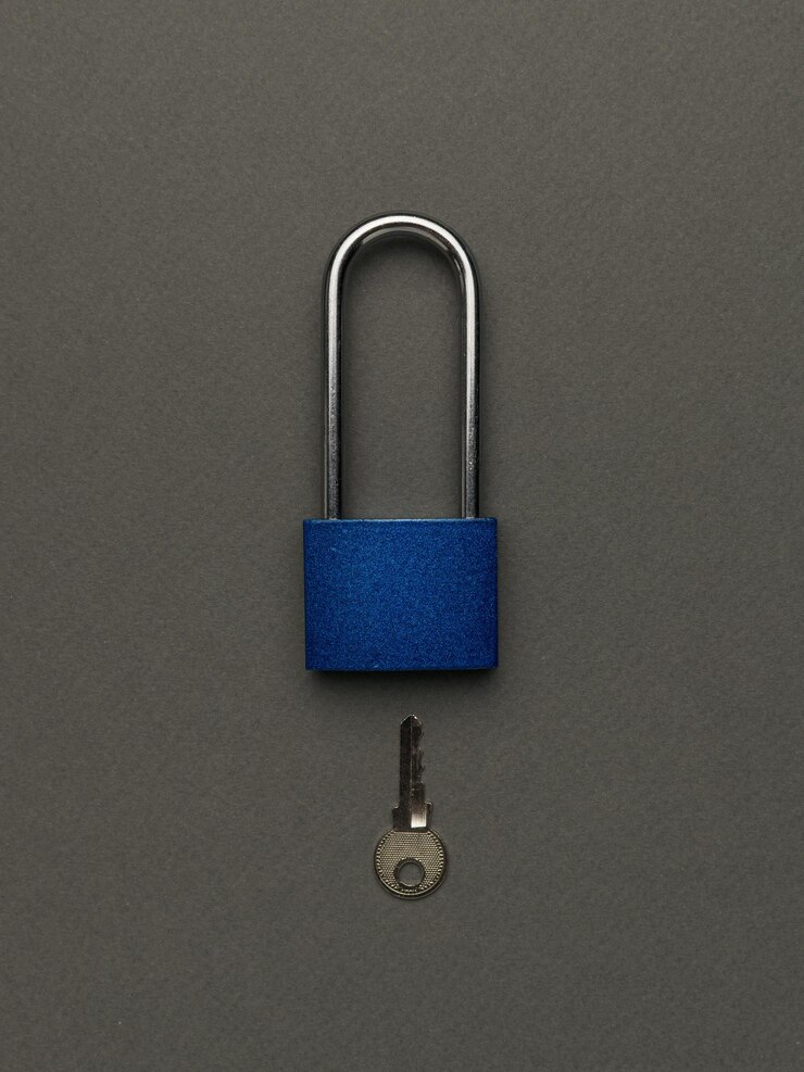 Foto fecho de cadeira azul escuro com chave sobre um fundo cinza escuro o conceito de proteção