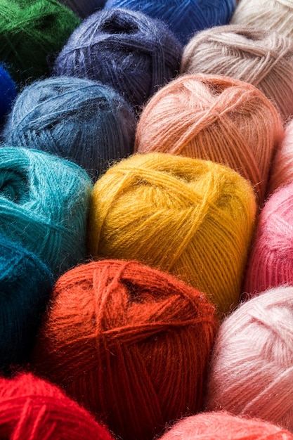 Fecho de lã de fios coloridos no fundo de tricô da loja
