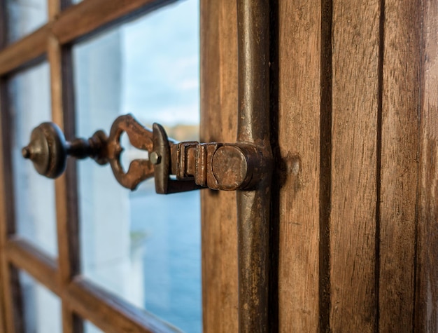 Fecho de porta antigo em madeira