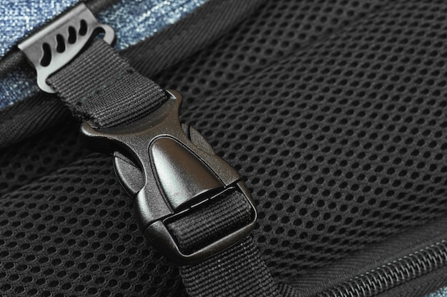 Fecho semiautomático para a conexão de fitas de tecido do conceito de execução de mochila de viagem, foto de fundo em close-up