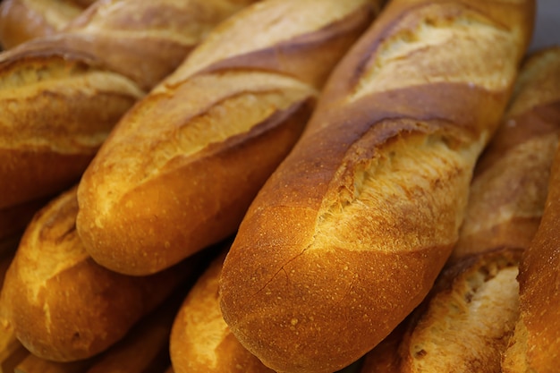 Fechou a pilha de pão francês fresco feito de baguete