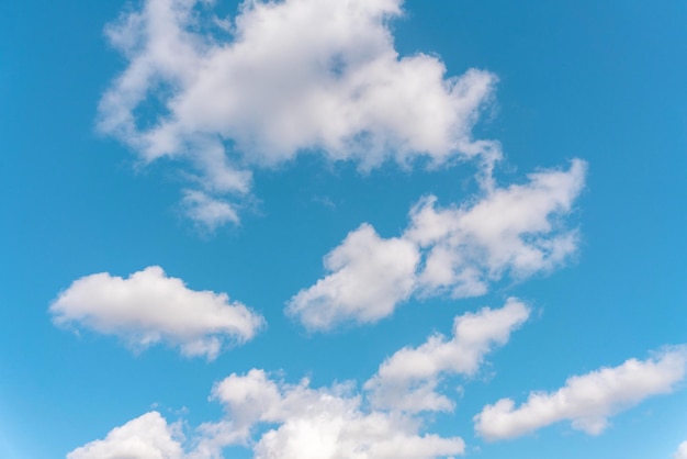 Federartige weiße Cirruswolken gegen strahlend blauen bewölkten Frühlingshimmel an einem sonnigen Tag in England