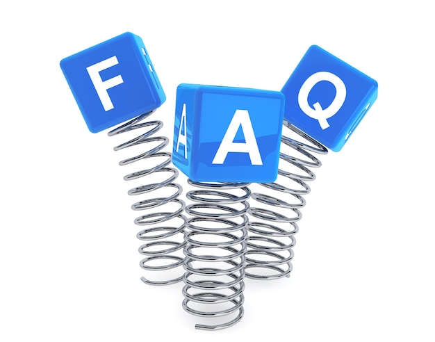 Federn mit FAQ-Würfeln auf weißem Hintergrund