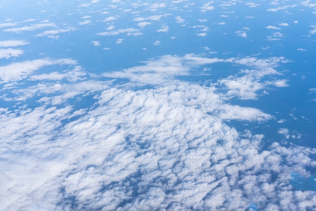 Federwolken in einem klaren blauen Himmel, Ansicht von oben.