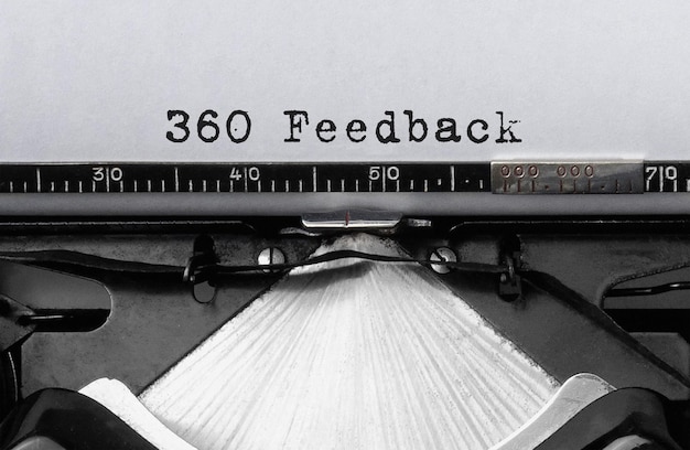 Feedback de 360 graus de texto digitado na máquina de escrever retrô