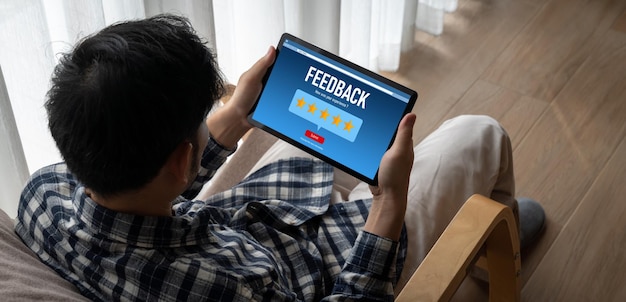 Feedback do cliente e análise de revisão por software de computador moderno
