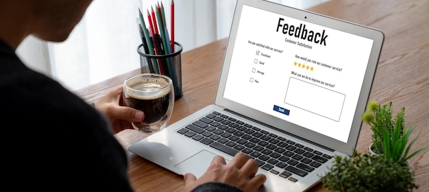 Feedback do cliente e análise de revisão por software de computador moderno