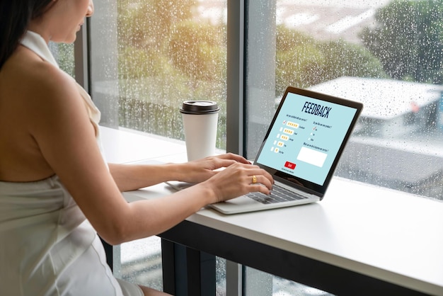 Feedback do cliente e análise de revisão por software de computador moderno