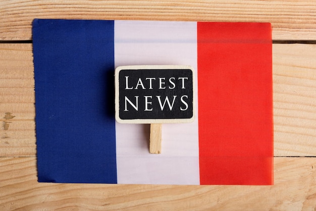 Feeds de noticias conceptuales Noticias de última hora Pizarra de la bandera del país francés y el texto Últimas noticias