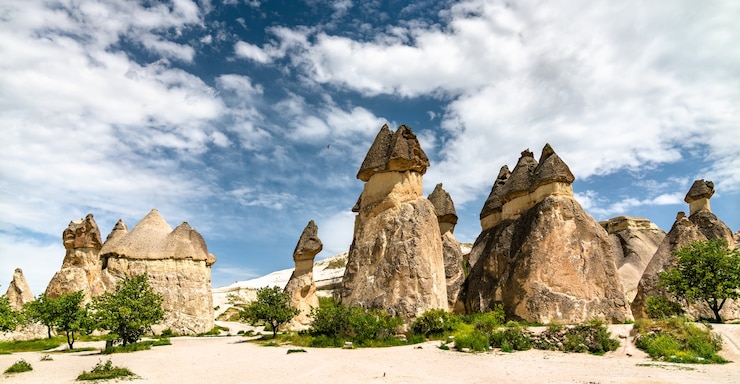 Foto feenkamine felsformationen im nationalpark göreme in kappadokien, türkei
