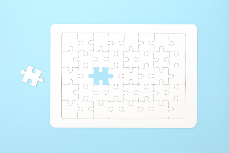 Foto fehlende puzzleteile. unternehmenskonzept. abschluss der puzzle-aufgabe