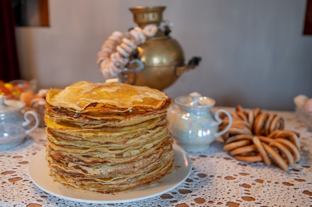 Feier der Maslenitsa mit Pfannkuchen und Tee aus einem Samowar