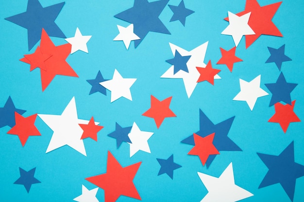 Feier des amerikanischen Unabhängigkeitstages Patriotismus und Feiertage Konzept rot weiß und blau Papier Sterne auf blauem Hintergrund