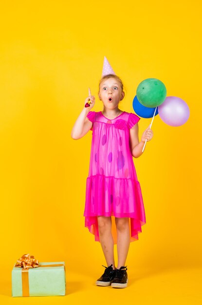 Feier Kindermode Schönheit Fantasie und Inspiration Geburtstagsfeier präsentieren kleines Mädchen mit Ballon bereiten Sie sich auf den Urlaub vor, bereit, das Konzept des Träumens von Kindheitsglück zu feiern