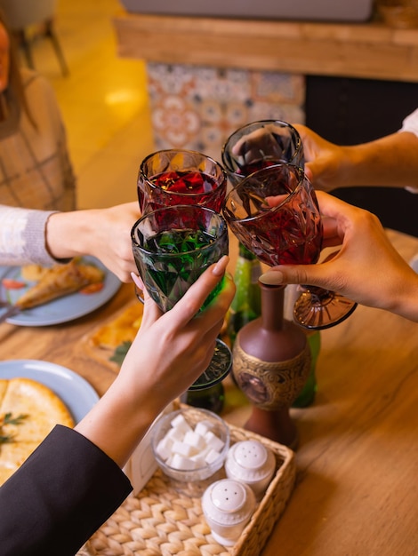 Feier. Leute, die Gläser Weißwein halten und einen Toast machen.