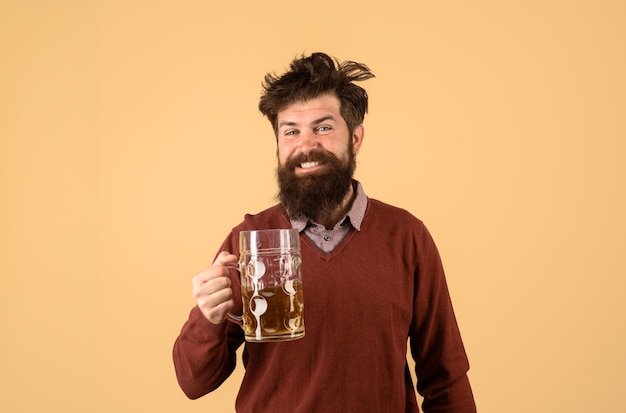 Feier oktoberfest mann hält becher getränke bierkneipe und bar bärtiger mann mit glas bier