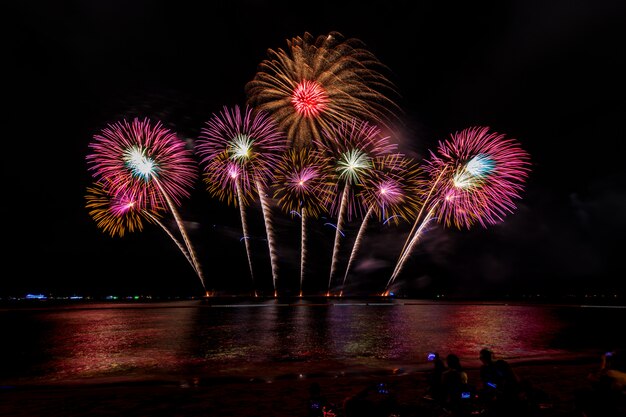 Feierfeuerwerk nachts auf der Seepattaya-Stadt Thailand