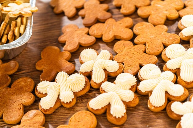 Feierliche Lebkuchen auf einem rustikalen Holztisch zubereiten