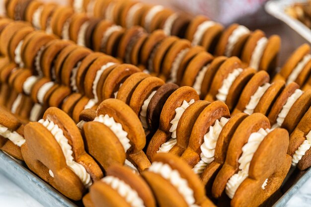 Feierliche Lebkuchen auf einem rustikalen Holztisch zubereiten