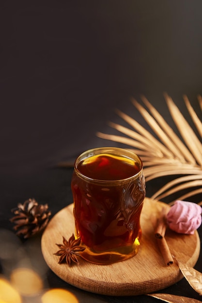 Foto feierlicher kaffee mit zimt und kardamom zu den weihnachtsdekorationen weihnachten ästhetik getränk