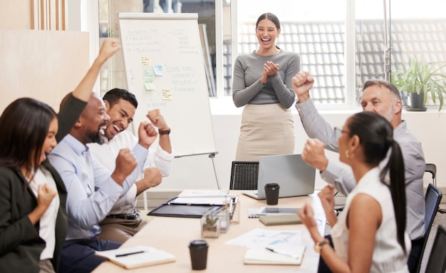 Feiern der eigenen Errungenschaften Schnappschuss einer attraktiven jungen Geschäftsfrau, die während eines Meetings im Sitzungssaal eine Präsentation hält