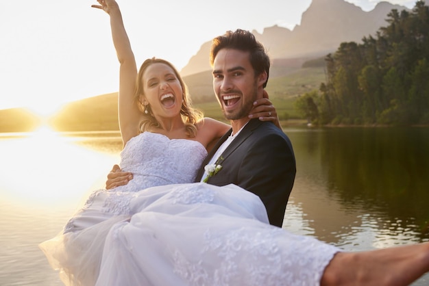 Feiern ihre Liebe. Schnappschuss einer liebevollen Braut und eines Bräutigams draußen an ihrem Hochzeitstag.