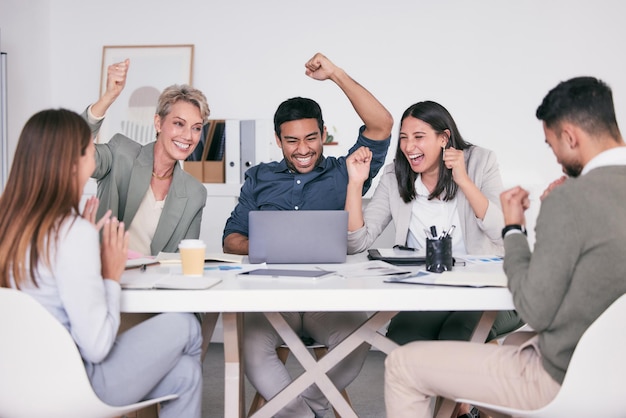 Feiern Laptop und Erfolg mit Geschäftsleuten im modernen Büro für Meeting Planung oder Sieg Cheering Computer und Motivation mit dem Gewinner Mann und Frau Mitarbeiter Team im Vorstandsaal für das Ziel