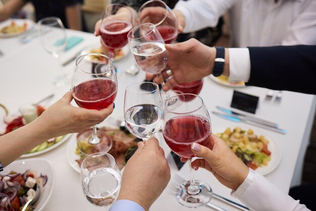 Feiern mit Gläsern Alkohol in den Händen glückliche Freundinnen, die eine gute Zeit haben