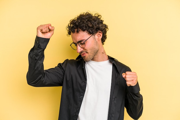 Foto feiern sie einen besonderen tag mit sprüngen und heben sie die arme voller energie