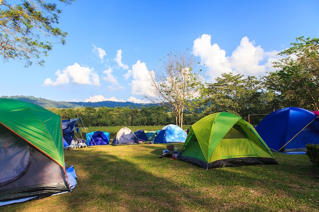 Feiertag, der mit Dämmerungshintergrund im Morgensonnenaufgang kampiert