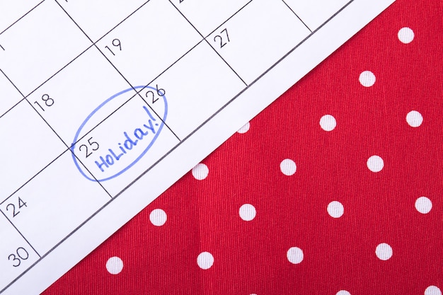Feiertag ist in einem Kalender eingekreist und wartet auf einen besonderen Tag, der mit einem blauen Marker markiert ist