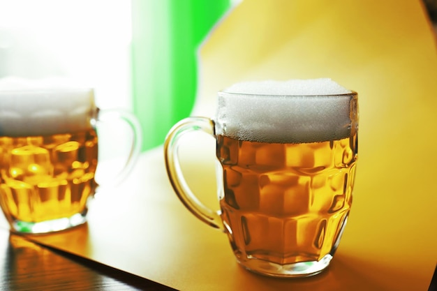 Feiertag St. Patrick's Day Irischer Nationalfeiertag Ein Krug goldenes Bier an der Bar