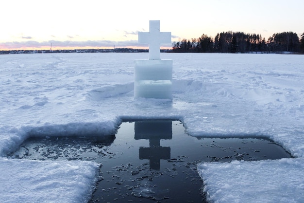 Feiertage der orthodoxen Taufe. Eiskreuzloch und ein Kreuz des Festes Epiphany