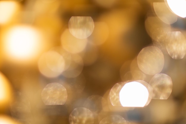 Feiertage, Luxus und Hintergrundkonzept - verschwommenes goldenes Weihnachtslicht-Bokeh