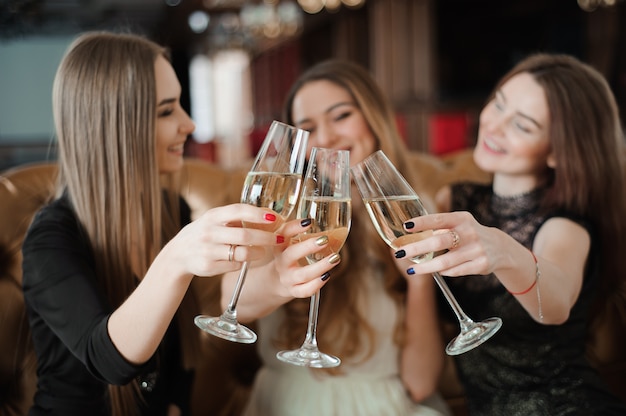 Feiertage, Nachtleben, Junggesellenabschied und Personenkonzept. lächelnde Frauen mit Champagnergläsern.