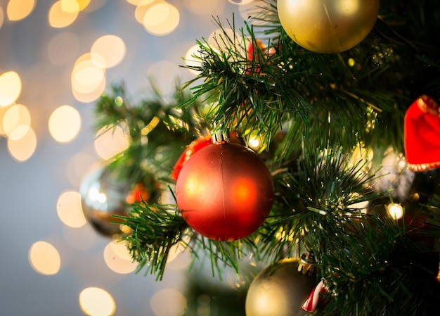 feiertage, neujahr, dekor und feierkonzept - nahaufnahme des mit kugeln geschmückten weihnachtsbaums