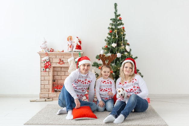 Feiertage und festliches Konzept - Glückliches Familienporträt am Weihnachtsbaum.