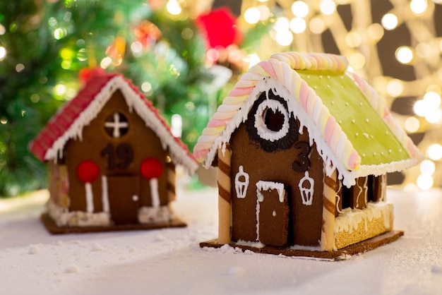 Feiertage, Weihnachten, Backen und Süßigkeiten-Konzept - Nahaufnahme eines schönen Lebkuchenhauses auf dem Tisch