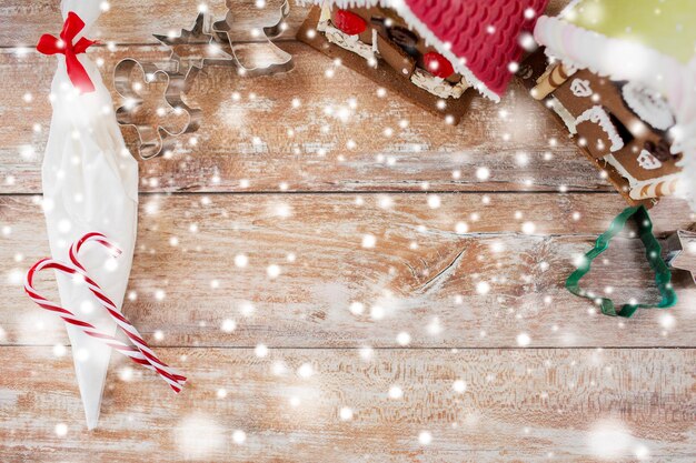 Feiertage, Weihnachten, Backen und Süßigkeiten-Konzept - Nahaufnahme von schönen Lebkuchenhäusern zu Hause