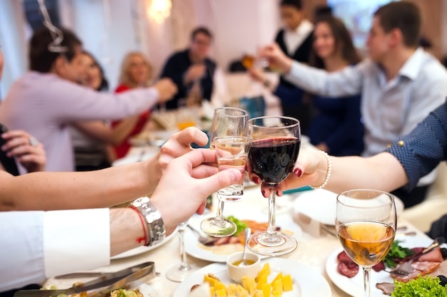 Feiertags-Ereignisleute, die mit Champagner sich zujubeln.