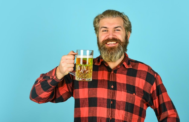 Foto feiertagsfeier prost toast junggesellenabschied stimmung verbessern betrunken werden alkoholiker durstiger mann trinkt bier in der kneipenbar bier mit schaum hipster trinkt bier reifer bärtiger kerl hält bierglas