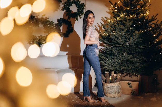 Feiertagsfeier und Leutekonzept lächelnde Frau über Weihnachtsbaumhintergrund