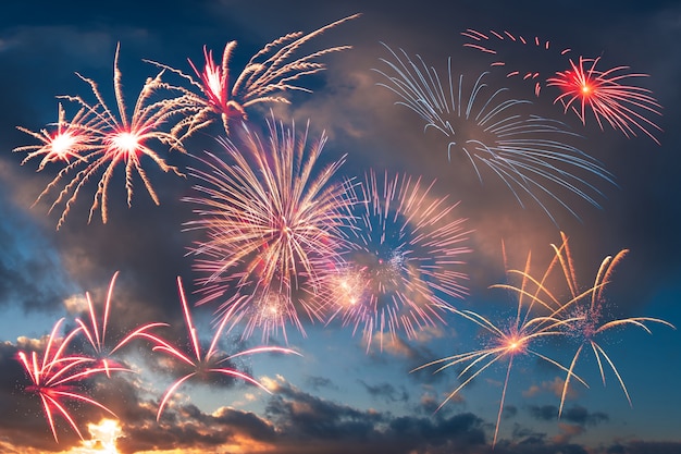 Feiertagsfeuerwerk am Abendhimmel mit majestätischen Wolken